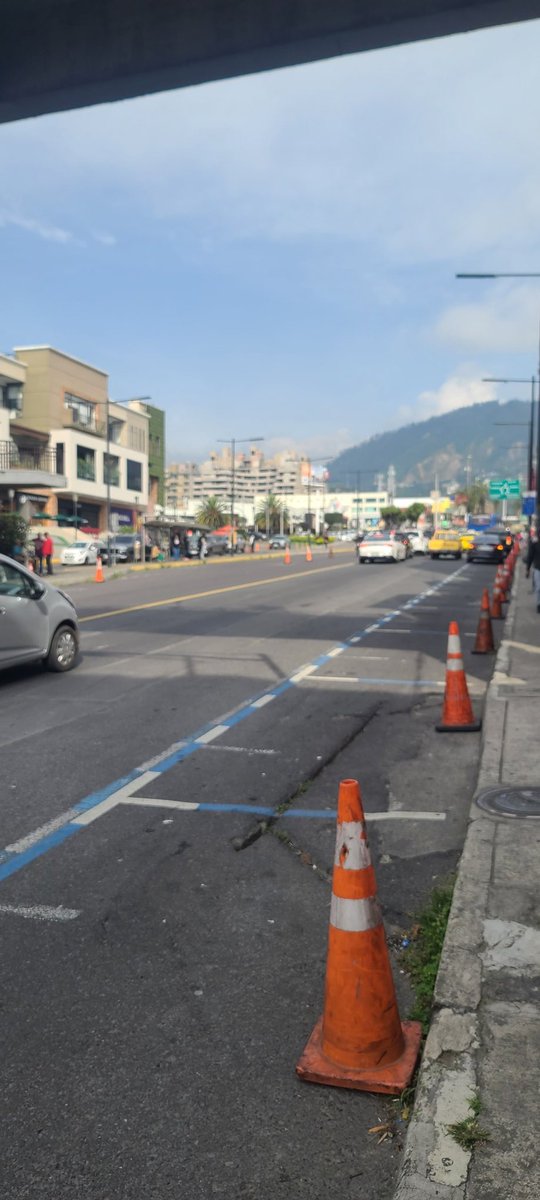 queridoquito's tweet photo. @joansap @pabelml De acuerdo a los agentes es disposición directa de @washo2627 cumpliendo un pedido de URBAPARK para obligar a los estudiantes, los agentes no hacen más que sancionar, los guardias de la @USFQ_Ecuador intentan ayudar pero entorpecen más el tráfico @WilsonMerinoR @campanaUIO https://t.co/uIj13RAwO7