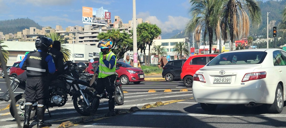 queridoquito's tweet photo. @joansap @pabelml De acuerdo a los agentes es disposición directa de @washo2627 cumpliendo un pedido de URBAPARK para obligar a los estudiantes, los agentes no hacen más que sancionar, los guardias de la @USFQ_Ecuador intentan ayudar pero entorpecen más el tráfico @WilsonMerinoR @campanaUIO https://t.co/uIj13RAwO7