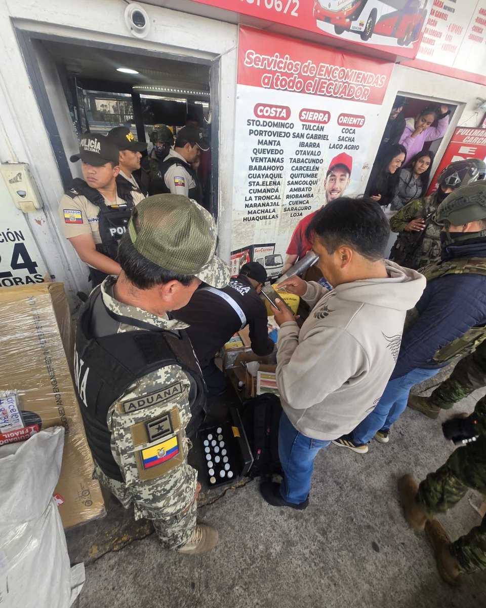 SENAE_Aduana's tweet photo. 🚨🚫 ¡Detectamos Armas de fuego y ketamina en el terminal terrestre de Quito!

7 armas de fuego, 26 municiones y 40 fundas de ketamina (sustancia controlada) fueron detectadas durante un operativo de registro en el Terminal Terrestre de Carcelén, en Quito, nuestros funcionaron revisaron los servicios de encomiendas y en uno de los paquetes se encontró el mencionado cargamento. 
De forma inmediata, se activaron los protocolos y se llamo a las autoridades competentes: las @FFAAECUADOR asumieron el control del armamento, mientras que la @PoliciaEcuador ejecuta el procedimiento correspondiente sobre las sustancias sujetas a fiscalización 🚔.
Este hallazgo refuerza la importancia de los controles permanentes en puntos estratégicos del país, evitando riesgos para la seguridad ciudadana y frenando actividades ilícitas.
#LuchaContraElContrabando