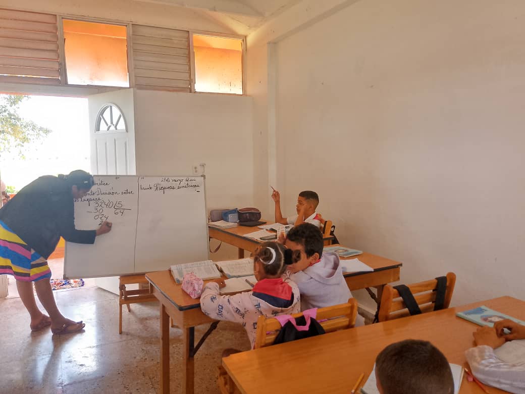 Gracias al personal de Quisicuaba, en el municipio San Antonio de los Baños que han hecho posible que 15 niños de la educación primaria y una maestra de la comunidad, cuentan con un aula para continuar con el proceso educativo. <a href="/CubaMined/">MINED</a>
<a href="/GladysArtemisa/">Gladys Martínez Verdecia</a> <a href="/GobiernoArt/">Gobierno Provincial de Artemisa</a>