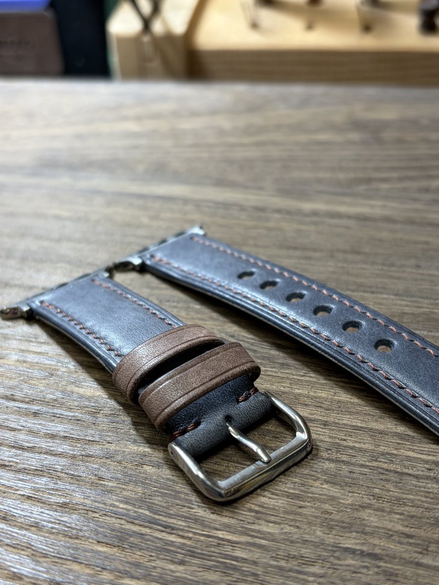 leatherkawafuku's tweet photo. MAYAのBlueとt.moro（ブラウン）で制作したアップルウォッチバンドです⌚️
シックで落ち着きのある印象に仕上がりました🪡この度はオーダー頂きまして誠にありがとうございました🍀
#applewatchband 
#アップルウォッチバンド
#手縫い革小物 https://t.co/OxiU6rKbJR