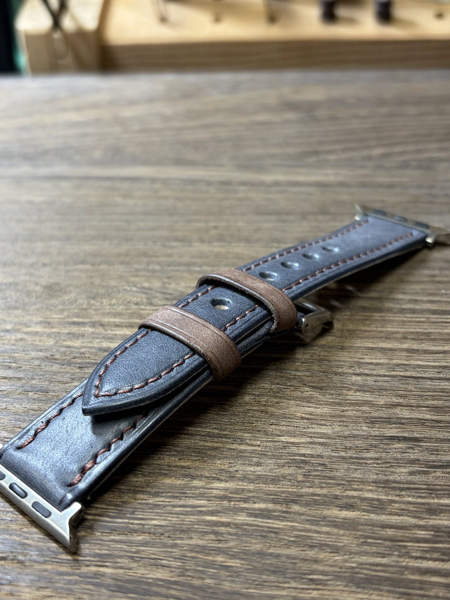 leatherkawafuku's tweet photo. MAYAのBlueとt.moro（ブラウン）で制作したアップルウォッチバンドです⌚️
シックで落ち着きのある印象に仕上がりました🪡この度はオーダー頂きまして誠にありがとうございました🍀
#applewatchband 
#アップルウォッチバンド
#手縫い革小物 https://t.co/OxiU6rKbJR