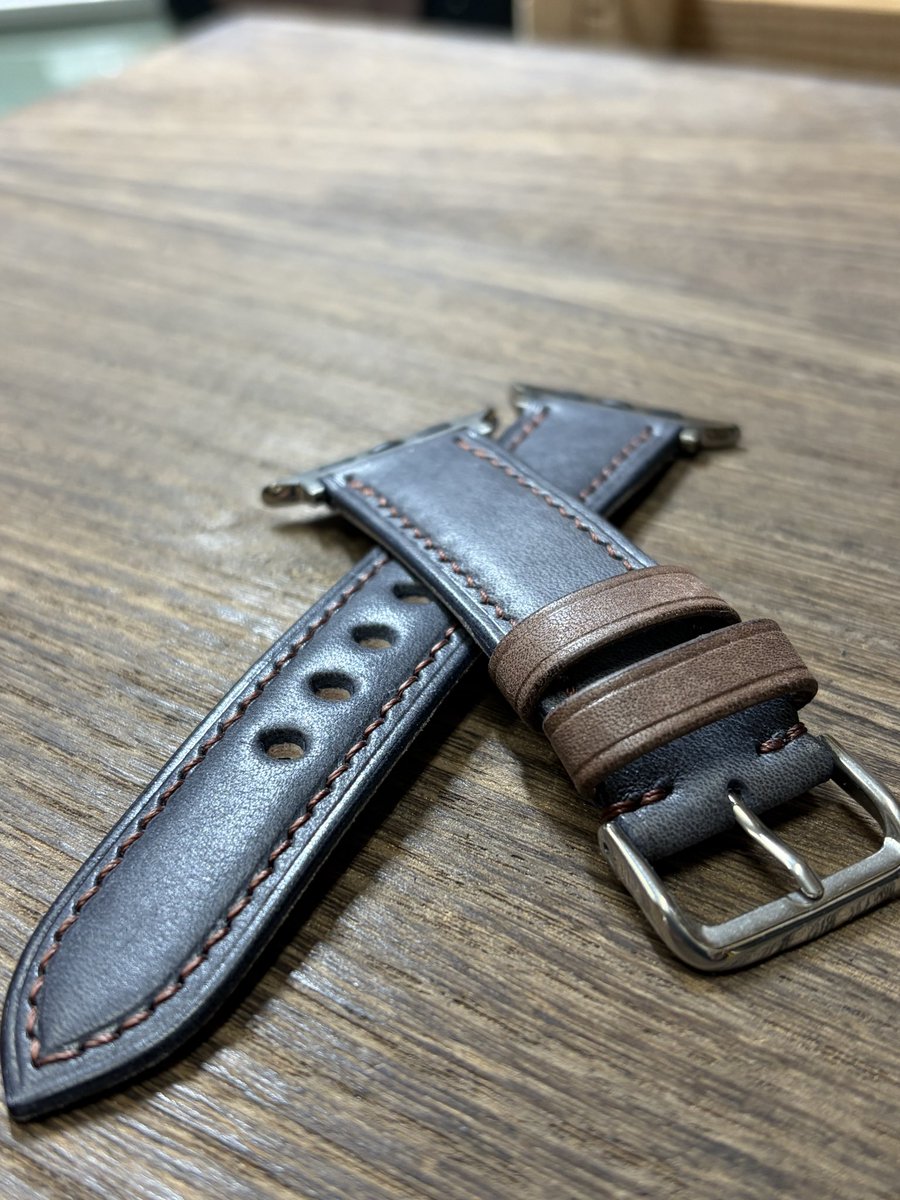 leatherkawafuku's tweet photo. MAYAのBlueとt.moro（ブラウン）で制作したアップルウォッチバンドです⌚️
シックで落ち着きのある印象に仕上がりました🪡この度はオーダー頂きまして誠にありがとうございました🍀
#applewatchband 
#アップルウォッチバンド
#手縫い革小物 https://t.co/OxiU6rKbJR