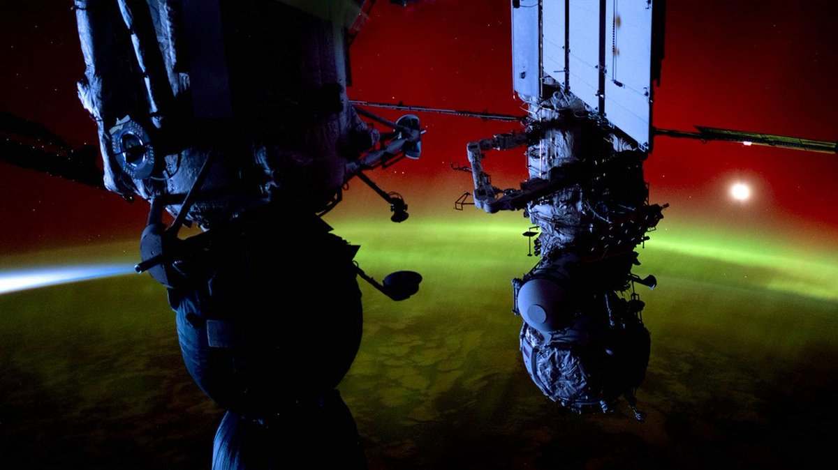 👎 (That's a good thing.) 

This may look like a scene from Project Hail Mary, but it's a real picture from the @space_station. See more about the actual science behind the book and movie: science.nasa.gov/the-science-be…