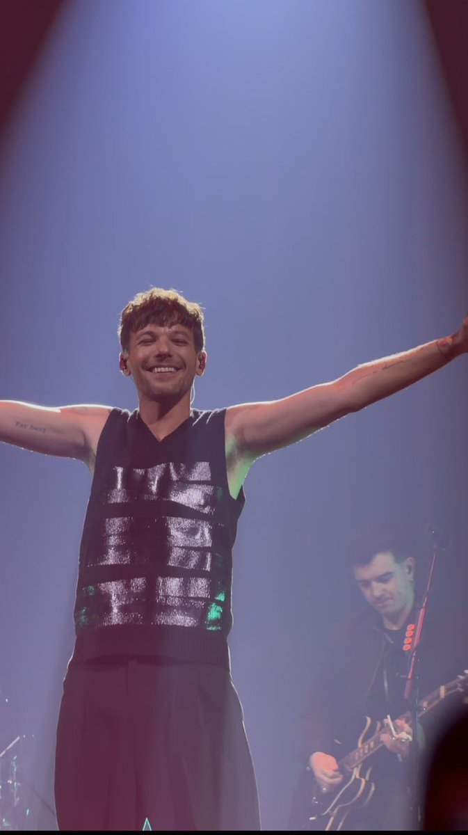 Louis Tomlinson France tweet media