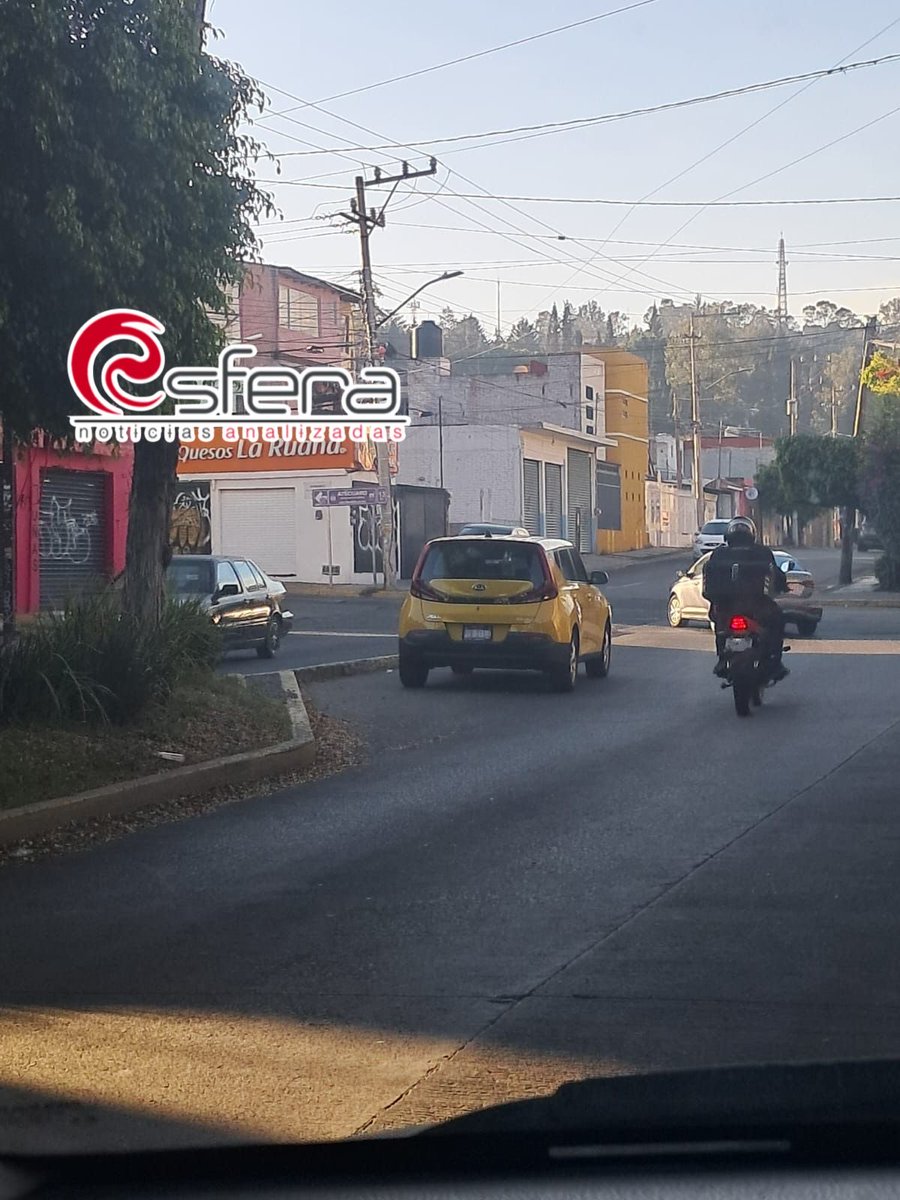 🔴 #EsferaCotidiana #Morelia // Nos escriben: Hasta donde tengo entendido, esta parte de la calle es para facilitar la vuelta a la izquierda en ese crucero de la Avenida Fuentes, no para estacionarse como hacen muchos. ¿O eso no aplica en esta parte de la dimensión desconocida?