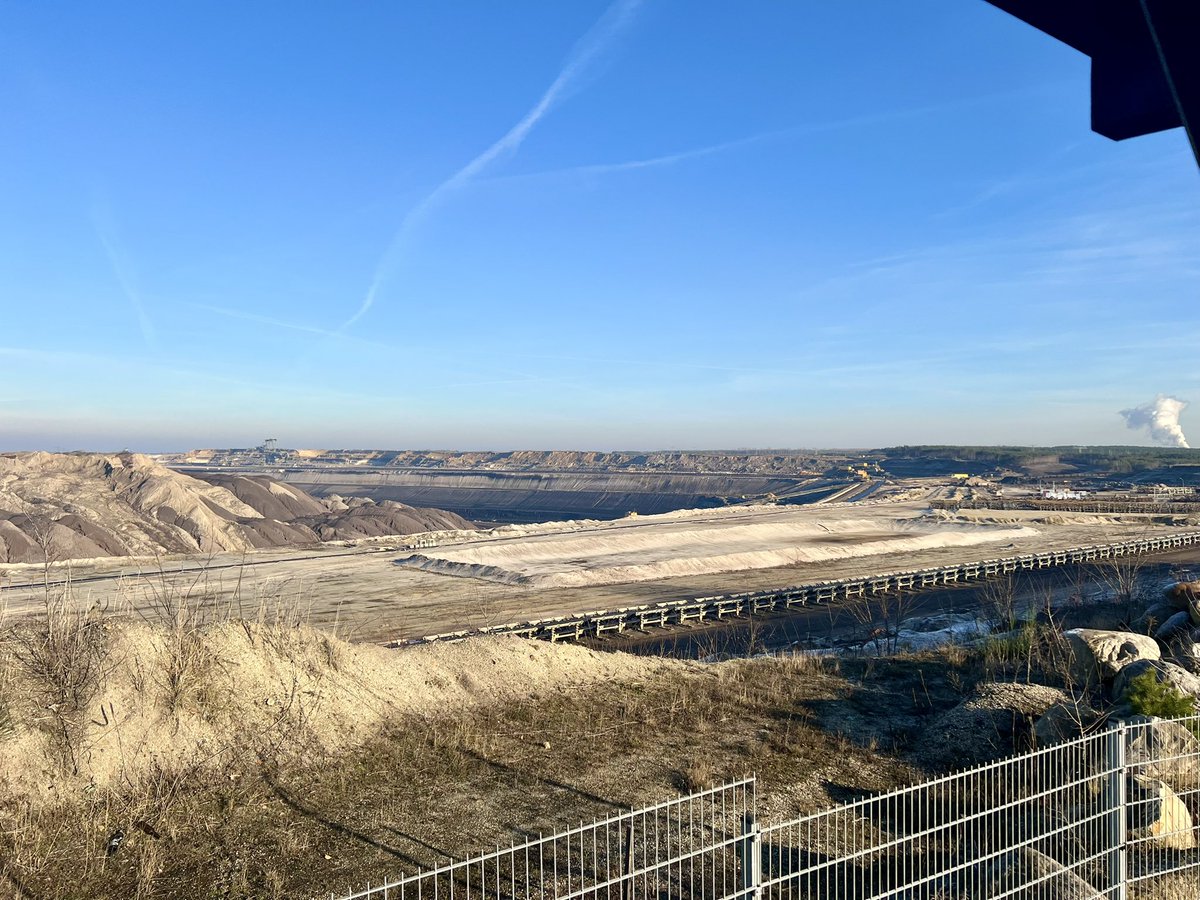 hartifresh's tweet photo. @HofmeisterAusLU @HelmPeter Stimmt, hier jetzt noch ein Windrad würde das ganze Panorama versauen https://t.co/Q0imdkbkwq