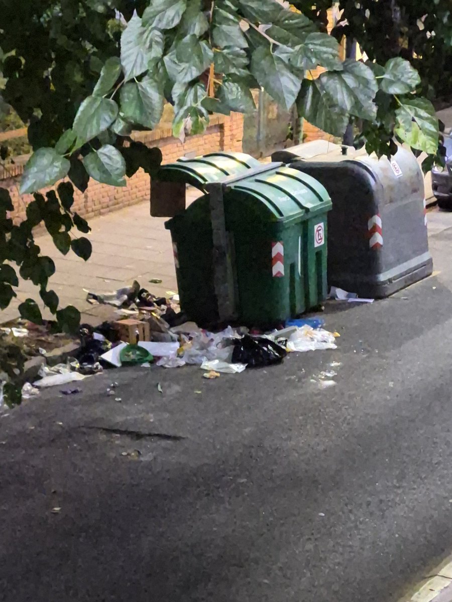 OjeaVicky's tweet photo. A ver @jorgemacri si piensan un poco más en como tienen que terminar con esta mugre. Porque no levantan la basura por la noche? Y así se evita que los que pululan en la madrugada no dejen esta mugre!!! https://t.co/J0qC3ImQxv