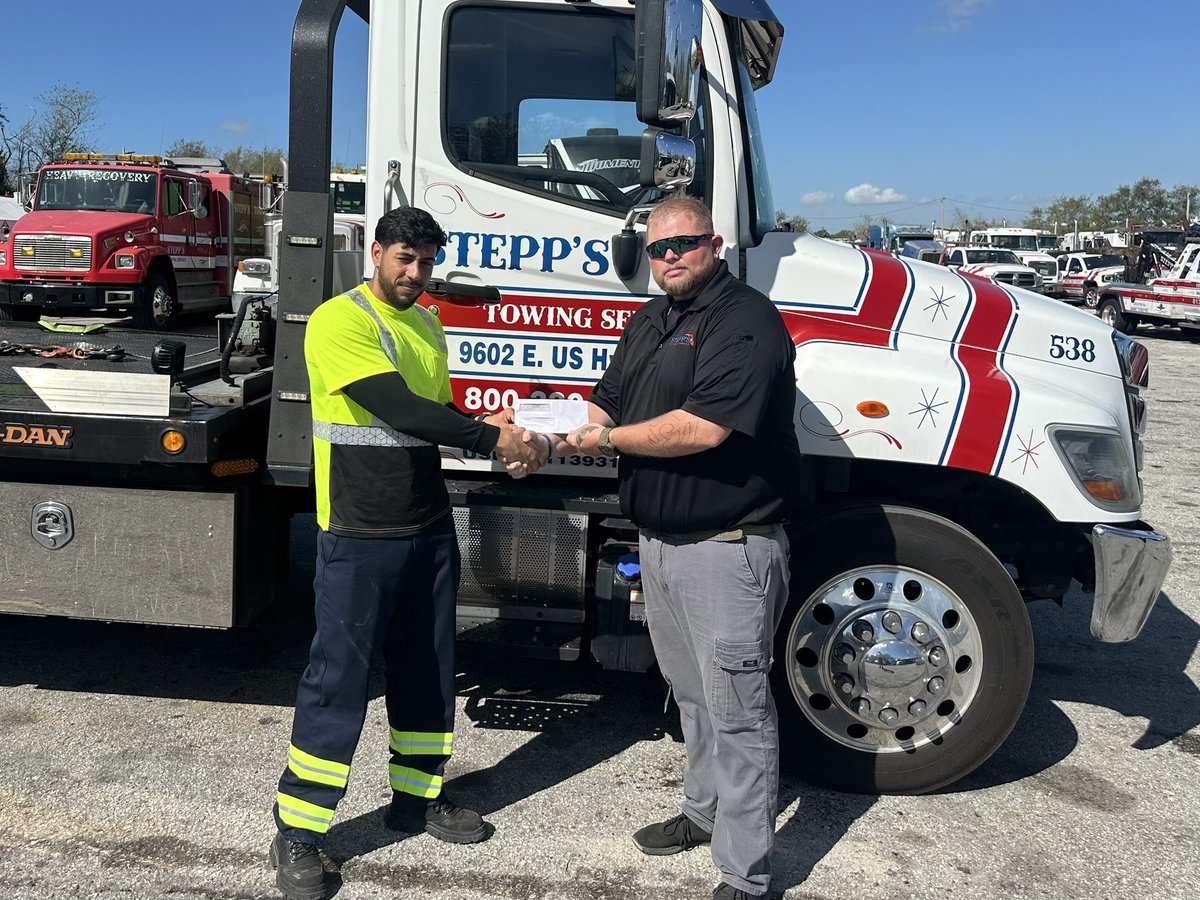 SteppsTowing's tweet image. Congratulations Sandy on your sign on bonus check! Cha-Ching!💰💲💵 

Are YOU ready to join #TeamSTEPPS?💪🏼

For more information on joining us, visit us at driveatstepps.com

#Towing #Transport #AutoParts #HeavyDuty #HeavyTransport #Hiring
