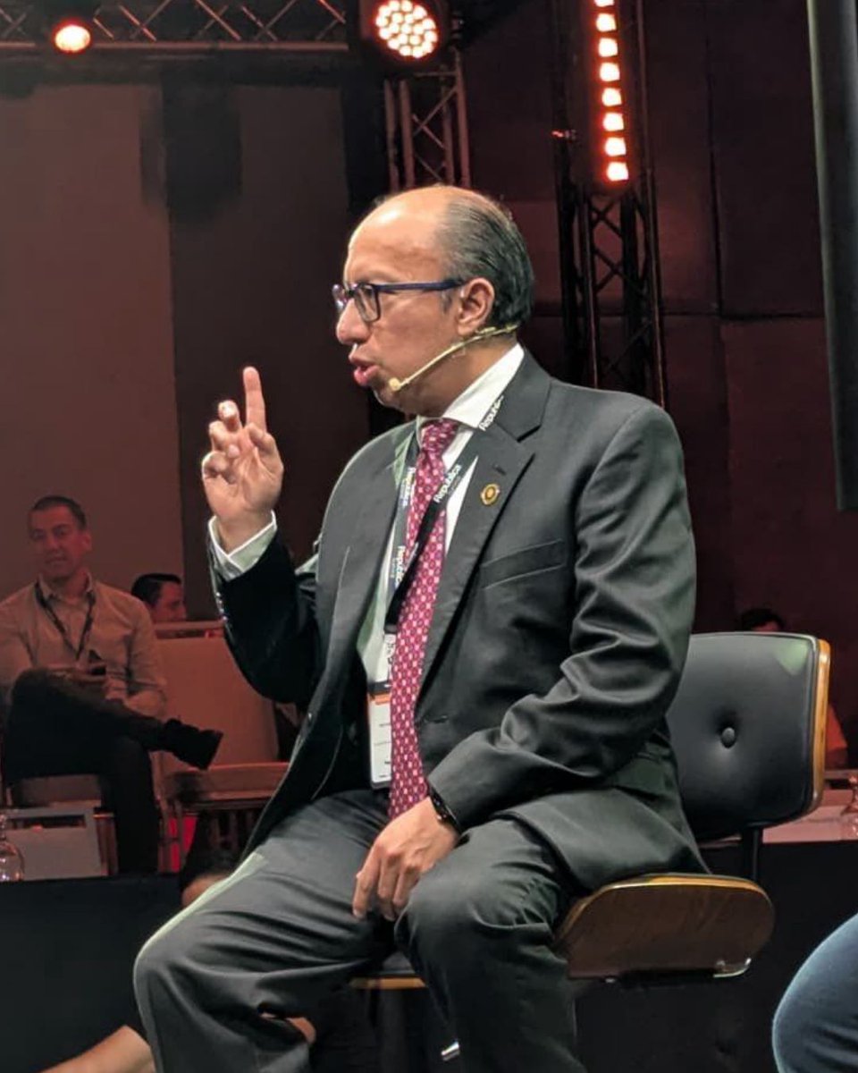 República. tweet media