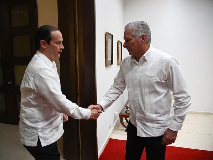 🇨🇺🗣️🇵🇦ǀ El  Presidente de la República, <a href="/DiazCanelB/">Miguel Díaz-Canel Bermúdez</a>, agradeció el apoyo de #Panamá a la resolución de la ONU contra el bloqueo y abogó por incrementar el intercambio económico comercial, al recibir al canciller Javier Eduardo Martínez-Acha Vásquez.
🔗acortar.link/DOHG1Q