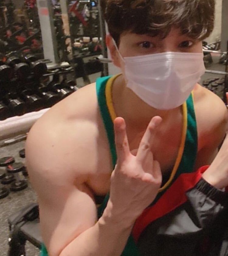 flexing actor tweet media