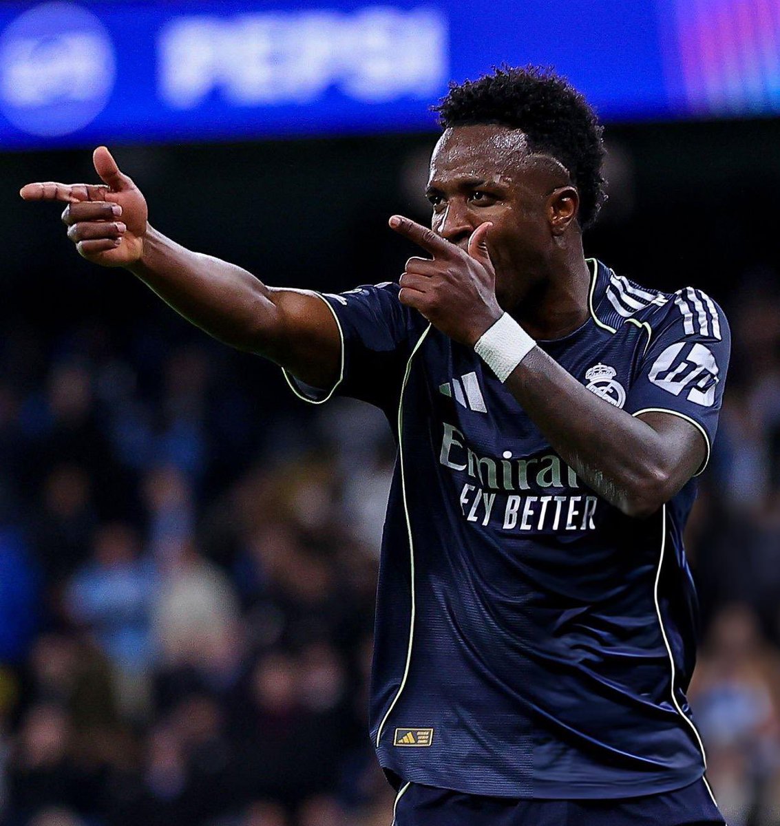 (fan) REAL MADRID FANS 🤍 tweet media