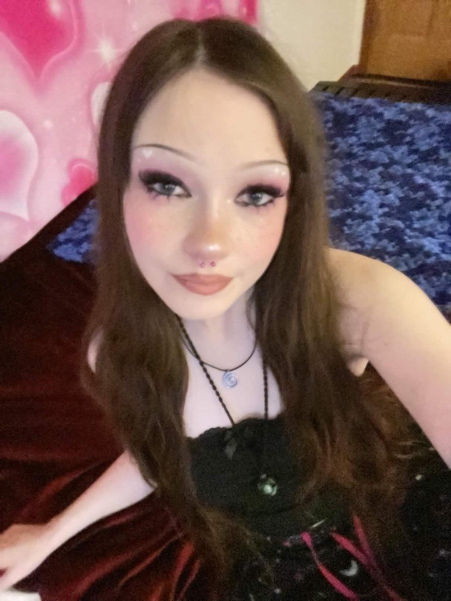 b0ngqueen's tweet photo. so glad to be streaming every day again!! pics from yesterday :P https://t.co/hfUAvCtIrg