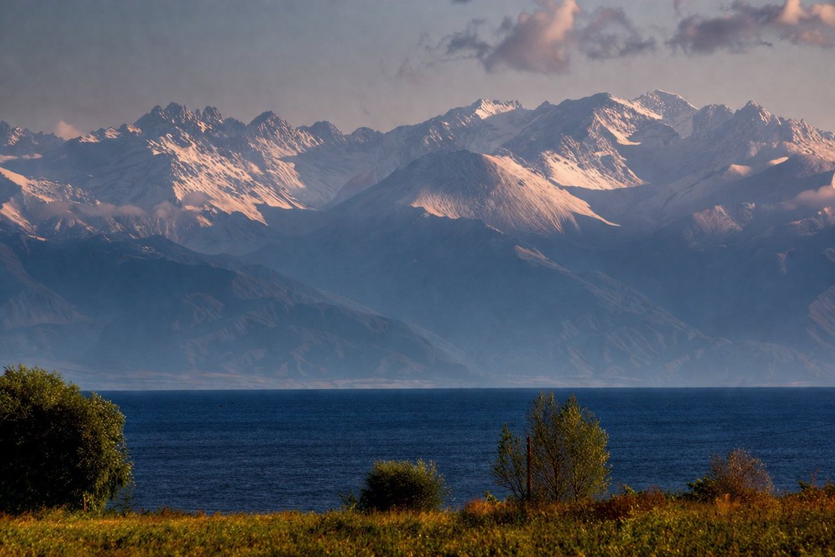 jrambaud's tweet photo. #Paisajes #AsiaCentral #Kyrgyzstan #landscape Lago #IssykKul, el segundo lago de montaña más grande ( tras Titicaca) y, probablemente, el punto de origen de la epidemia de peste negra que asoló Eurasia y África en siglo XIV https://t.co/GYnOhYNIA0