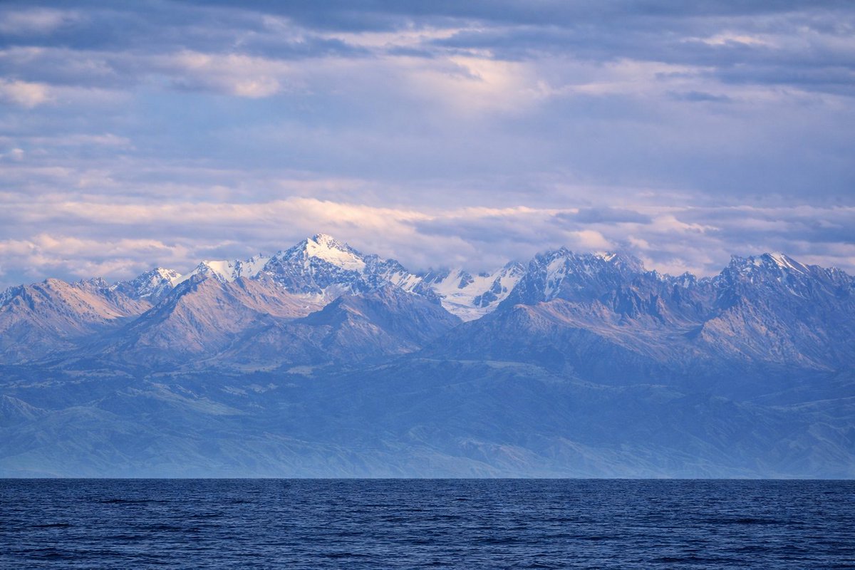 jrambaud's tweet photo. #Paisajes #AsiaCentral #Kyrgyzstan #landscape Lago #IssykKul, el segundo lago de montaña más grande ( tras Titicaca) y, probablemente, el punto de origen de la epidemia de peste negra que asoló Eurasia y África en siglo XIV https://t.co/GYnOhYNIA0