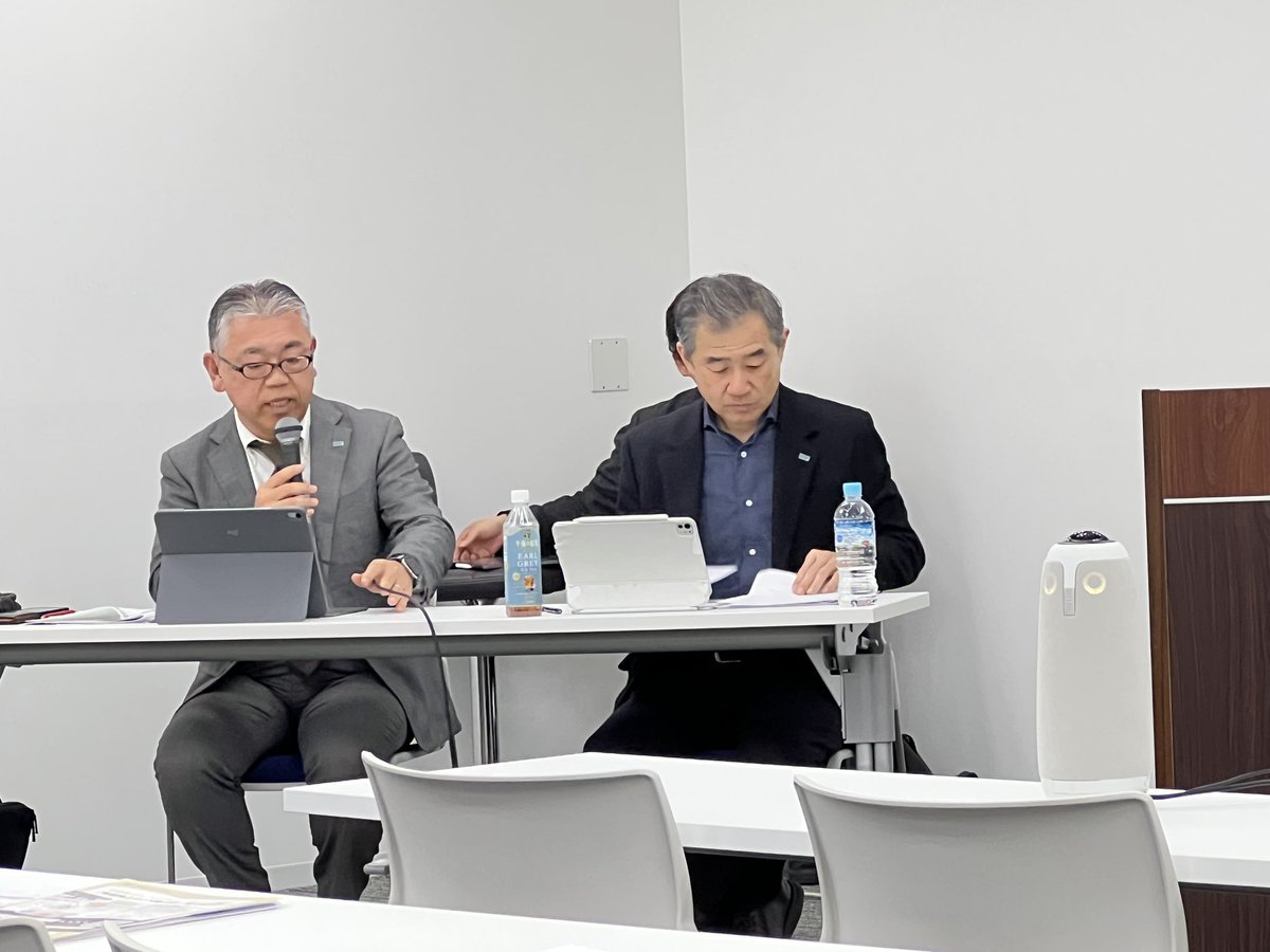aoyamaGo's tweet photo. おはようございます。
笑う家には幸きたる
青山都市建設足立です。
水曜日は、お休みしていました。
桜足踏みしてます。
さて、久々の都内に、
火曜日午後から、
JBN情報調査委員会&
既存改修委員会共催、YKKAP性能向上リノベの会後援。

改正法施行後の大規模修繕模様替セミナーに。
新築でも図面に加筆が多く作業が増えました。

大変なリフォーム系申請を取り組んだ3社の、
お話を拝聴しました。

民間の申請期間は受付してもらえずに、特定行政庁申請することに。

申請前の建物検査、図面作成、耐震診断、
技術的助言があった事で大��に負担軽減したなど
本当に大変でしたが、
検査済証が発行され、新たな資産、価値が見出されます。
地域工務店でもできると大変参考になりました。