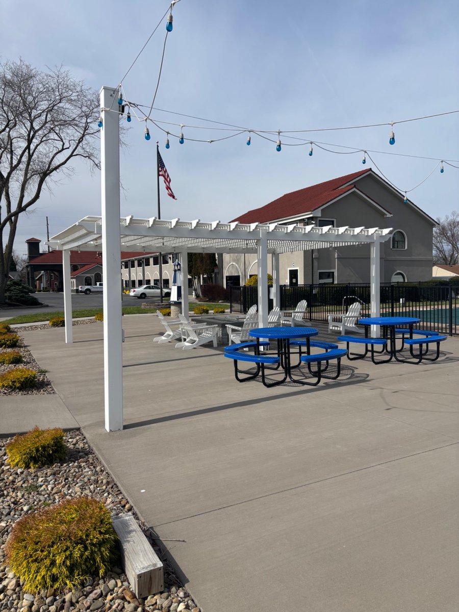 La Quinta fireplace area looking nice, will be packed with people here in a few more weeks.
