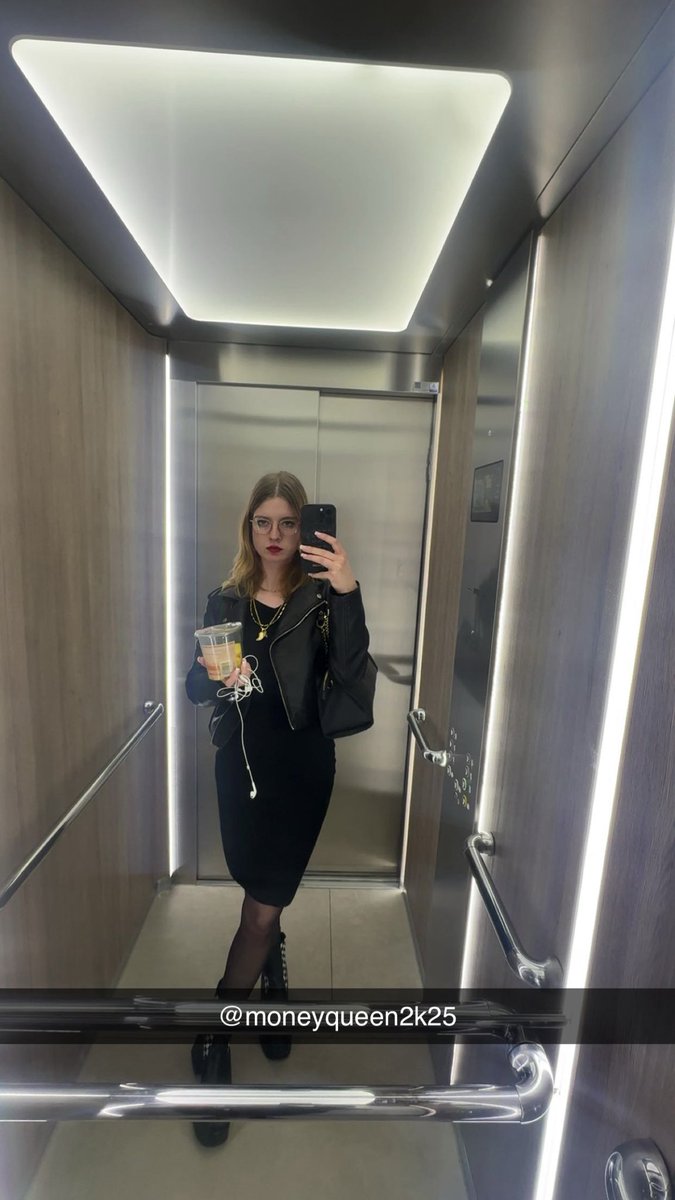 moneyqueen2k25's tweet photo. „Du brauchst gar nicht so zu tun, als wärst du unsicher – ich sehe ganz genau, dass du das willst.“ 👀😏😈 #findom
#findom #findomx #findomgoddes #findomcontrol #findomlove #findomsub #zahlschwein #zahlopfer #zahlen #bezahlen #paypig #opfer #loser #findomEnergy https://t.co/FoHwliYfCi