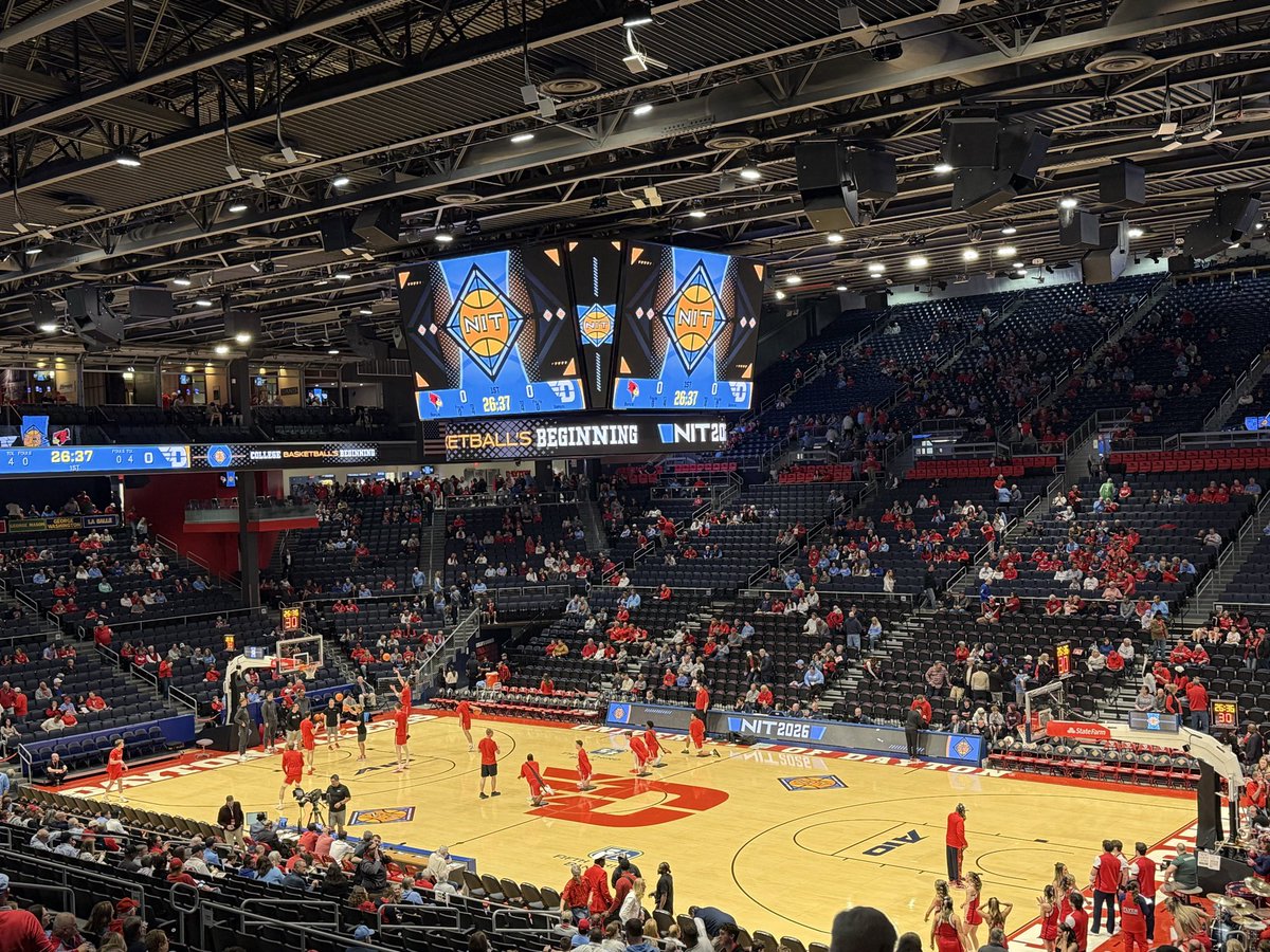 winlate's tweet photo. Still playing hoops in Dayton 😎🏀#NIT #GoFlyers https://t.co/FD8jgeXzNO