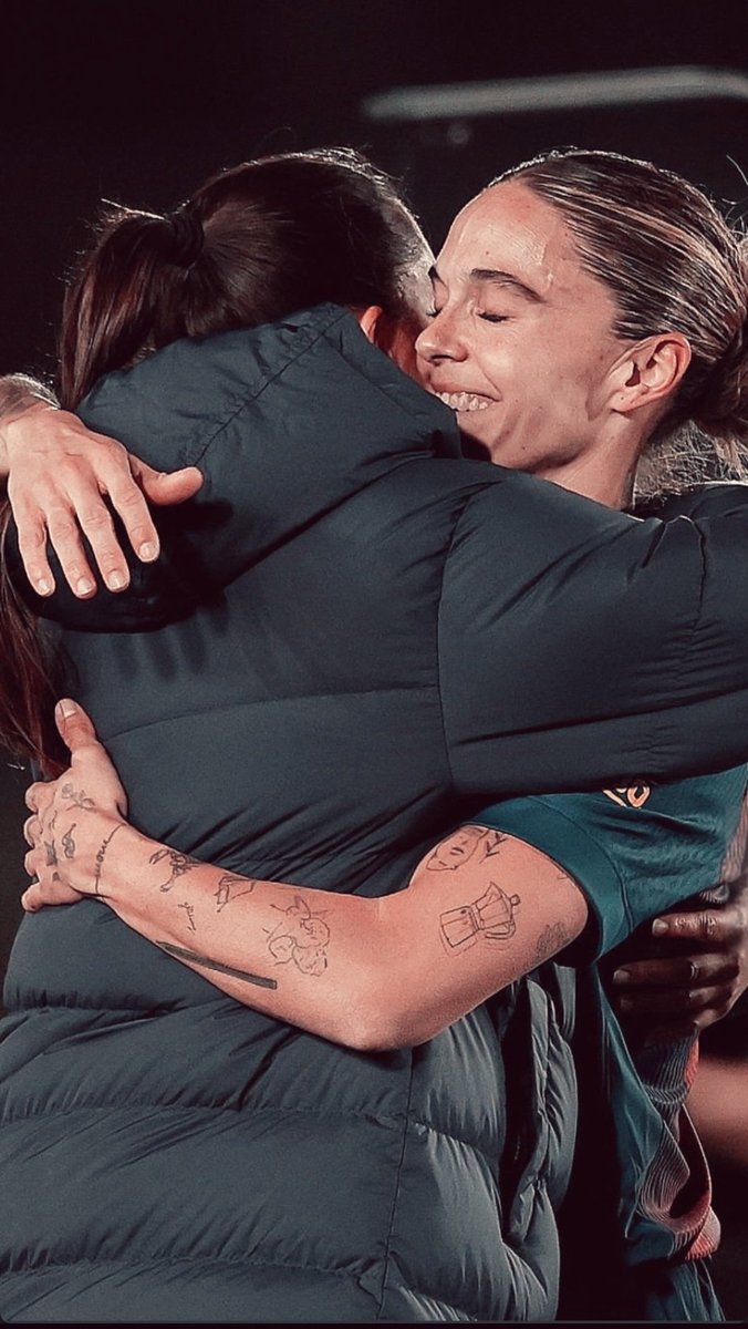 fan account of Mapi León tweet media