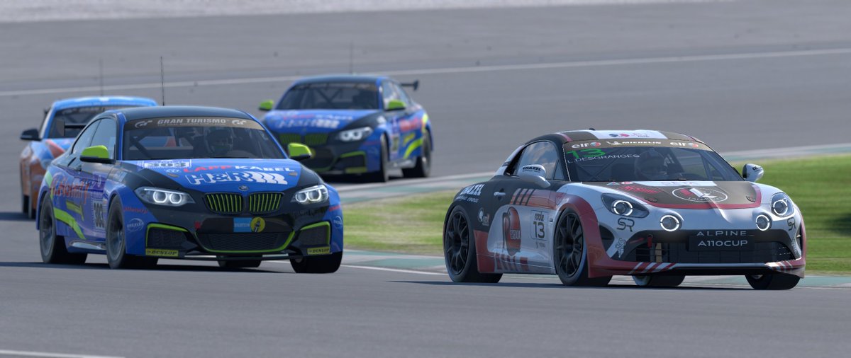 RracingSch27903's tweet photo. Puede que hayamos hecho la más caótica combinación (en sentido positivo) posible de @raceroom al más puro estilo SIMLAB... el nuevo A110 CUP &amp; BMW 235i en circuito ratonero de Sepang North. Ritmos parejos, aceleraciones distintas y frenadas opuestas. 🫣 https://t.co/xCzpjfES2L