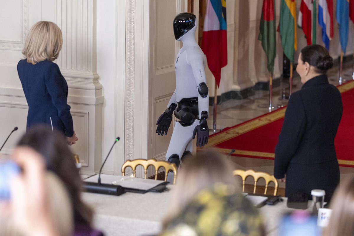 ElFinanciero_Mx's tweet photo. La inteligencia artificial ya es protagonista en la Casa Blanca 🤖 
Melania Trump apareció acompañada del robot humanoide Figure 03 durante una cumbre global sobre educación, innovación y tecnología. El androide incluso dio un mensaje en varios idiomas. 📸 EFE  https://t.co/TKgaOu9kDE