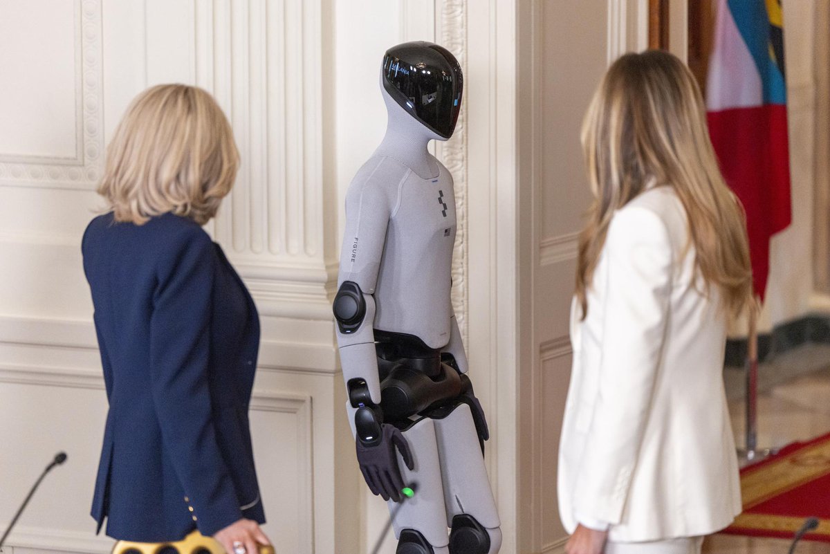 ElFinanciero_Mx's tweet photo. La inteligencia artificial ya es protagonista en la Casa Blanca 🤖 
Melania Trump apareció acompañada del robot humanoide Figure 03 durante una cumbre global sobre educación, innovación y tecnología. El androide incluso dio un mensaje en varios idiomas. 📸 EFE  https://t.co/TKgaOu9kDE