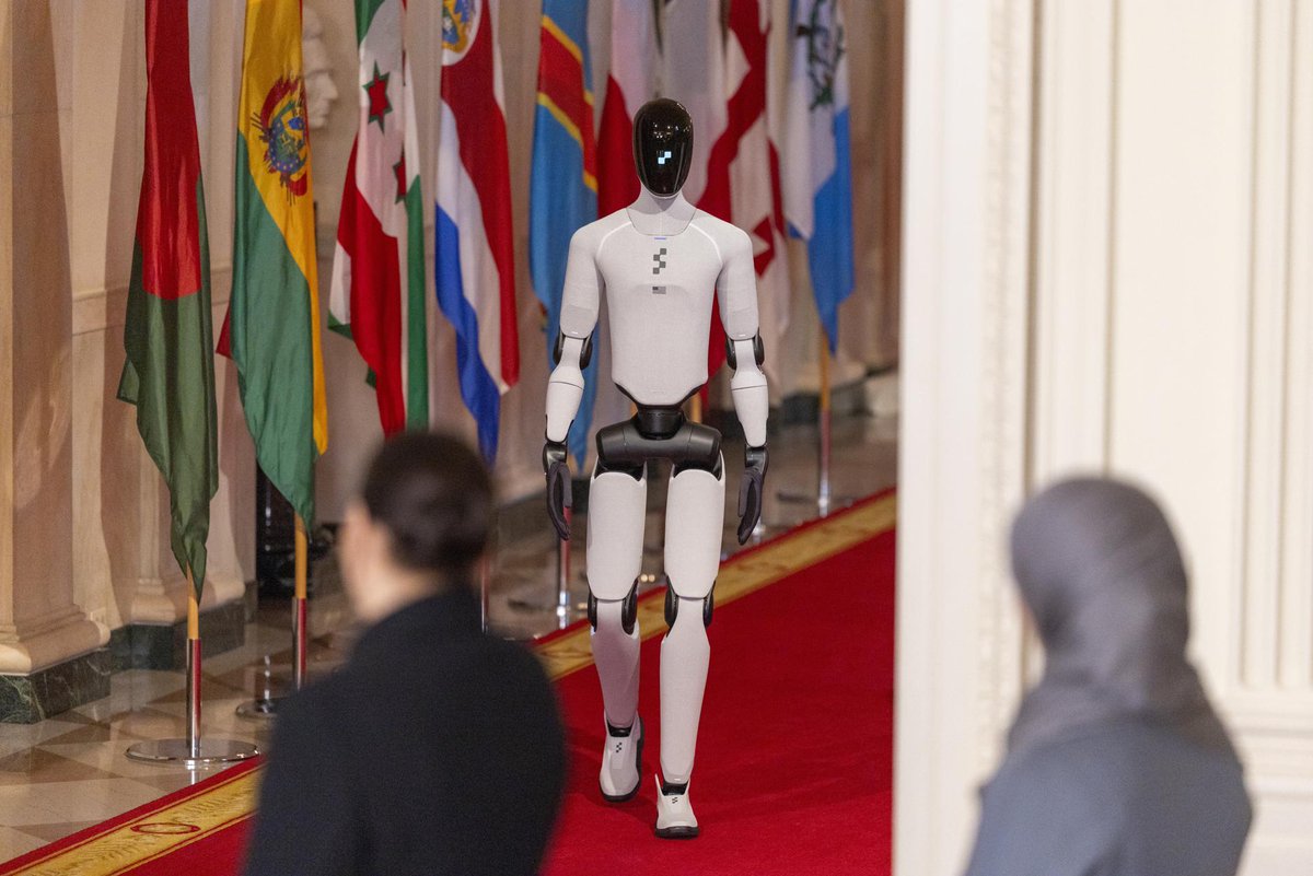 ElFinanciero_Mx's tweet photo. La inteligencia artificial ya es protagonista en la Casa Blanca 🤖 
Melania Trump apareció acompañada del robot humanoide Figure 03 durante una cumbre global sobre educación, innovación y tecnología. El androide incluso dio un mensaje en varios idiomas. 📸 EFE  https://t.co/TKgaOu9kDE