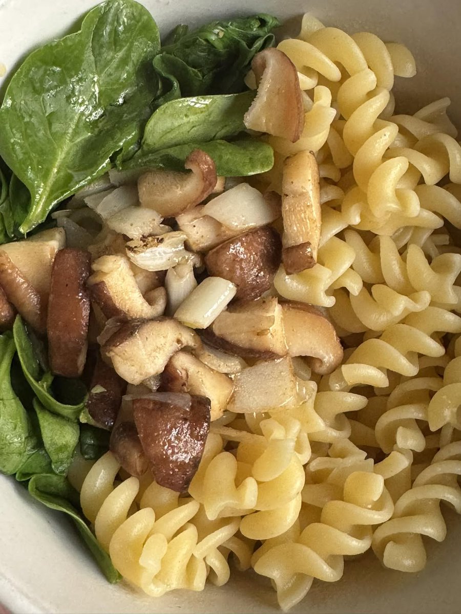 paulinepark's tweet image. I curried organic shiitake mushrooms, steamed organic spinach &amp;amp; tossed it all on rotini, sprinkling za'atar on the funghi in solidarity with all those under fire from #ApartheidIsrael — including Iranians &amp;amp; Lebanese being bombed by the #Zionists in #DonaldTrump's illegal war...🍉
