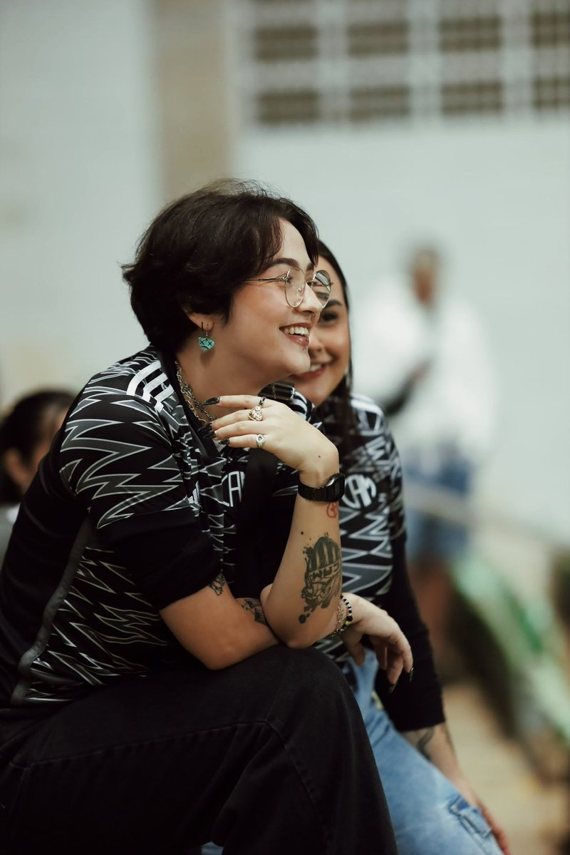 menina kim tweet media