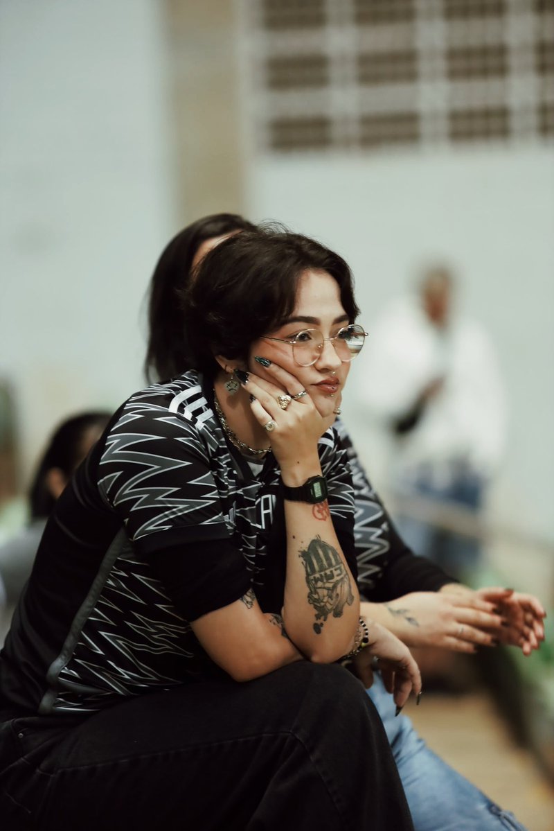 menina kim tweet media