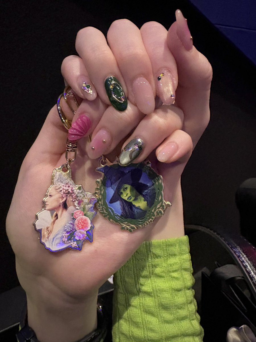 HonoPon130's tweet image. 最近の私📗🧹🫧🌸

wickedにハマりすぎて
映画も見に行って、グッズも買って、
ネイルまでwickedカラーにして、、、
USJも行ってきた！笑

#wicked #USJ #ユニバ #ウィキッド 
#高身長女子 #ほのpon