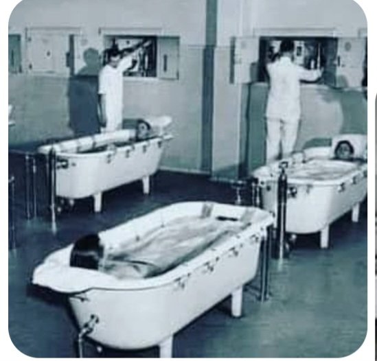 ▶️PARA PENSAR...
HOSPITAL PSIQUIÁTRICO
La prueba de la bañera
Durante la visita a un hospital psiquiátrico, uno de los visitantes preguntó al director:
- ¿Cuál es el criterio por el cual deciden quién necesita ser hospitalizado aquí?