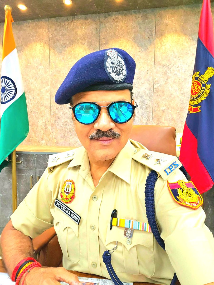 इस गुल ने अपने किरदार के खुशबू से ही इस चमन को महकाया 

 इस गुल ने महकने के लिए कभी खुद पर कोई भी इतर नहीं लगाया
जितेंद्र मणि