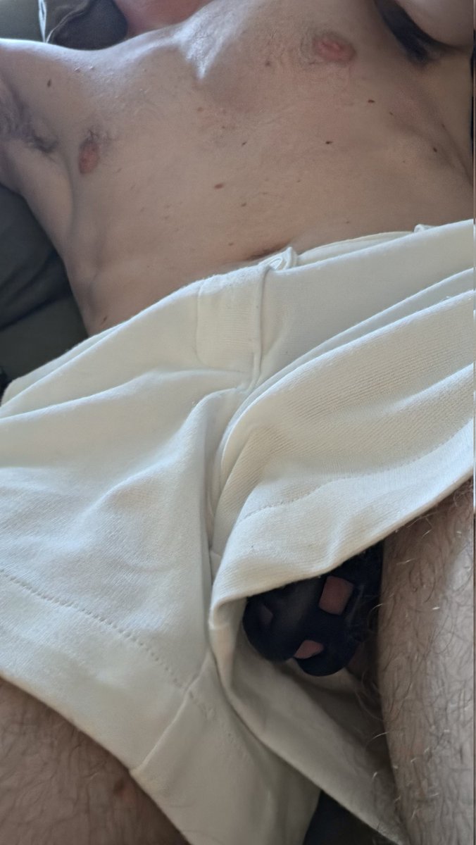 HungVersNerd's tweet photo. Peek-a-boo

#teamLocked #cageCheck #gayChastity #maleChastity https://t.co/ZzWSadeQzO