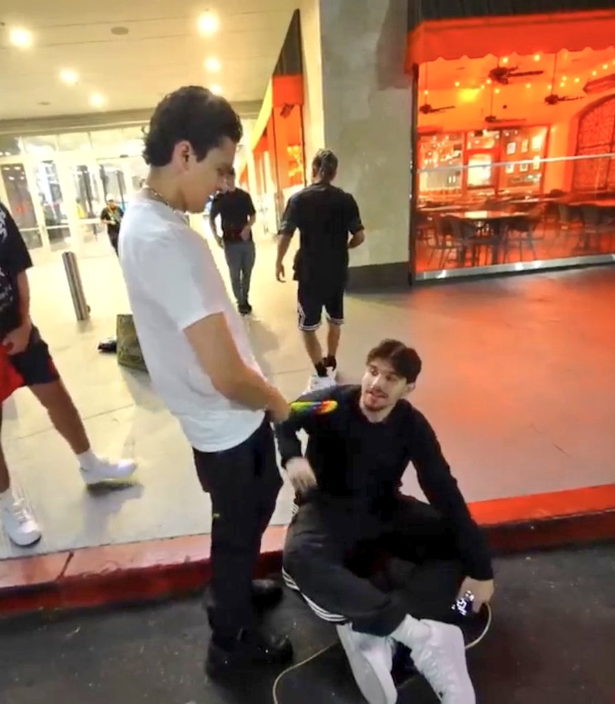 off Panin 🎭 tweet media