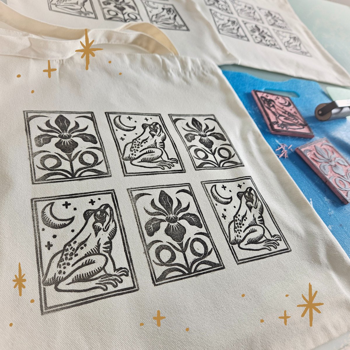 acronicalarts's tweet photo. A very "Spring" design for these totes.🌱 I'm so ready for the sun to come back, but we can't have new growth of spring without the sleepy cold of winter.

#smallbusiness #linocut #frogs #spring #frogart #artbusiness #totebag #blockprint https://t.co/WDpnRqEQ6L