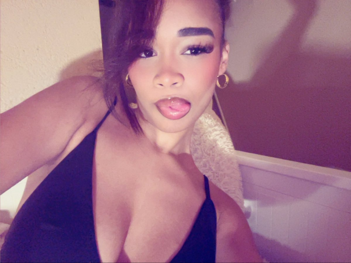 léa 😈 tweet media