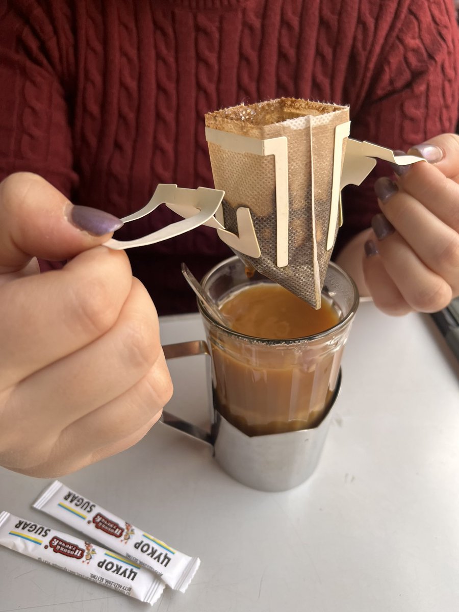 хлопець у светрі tweet media