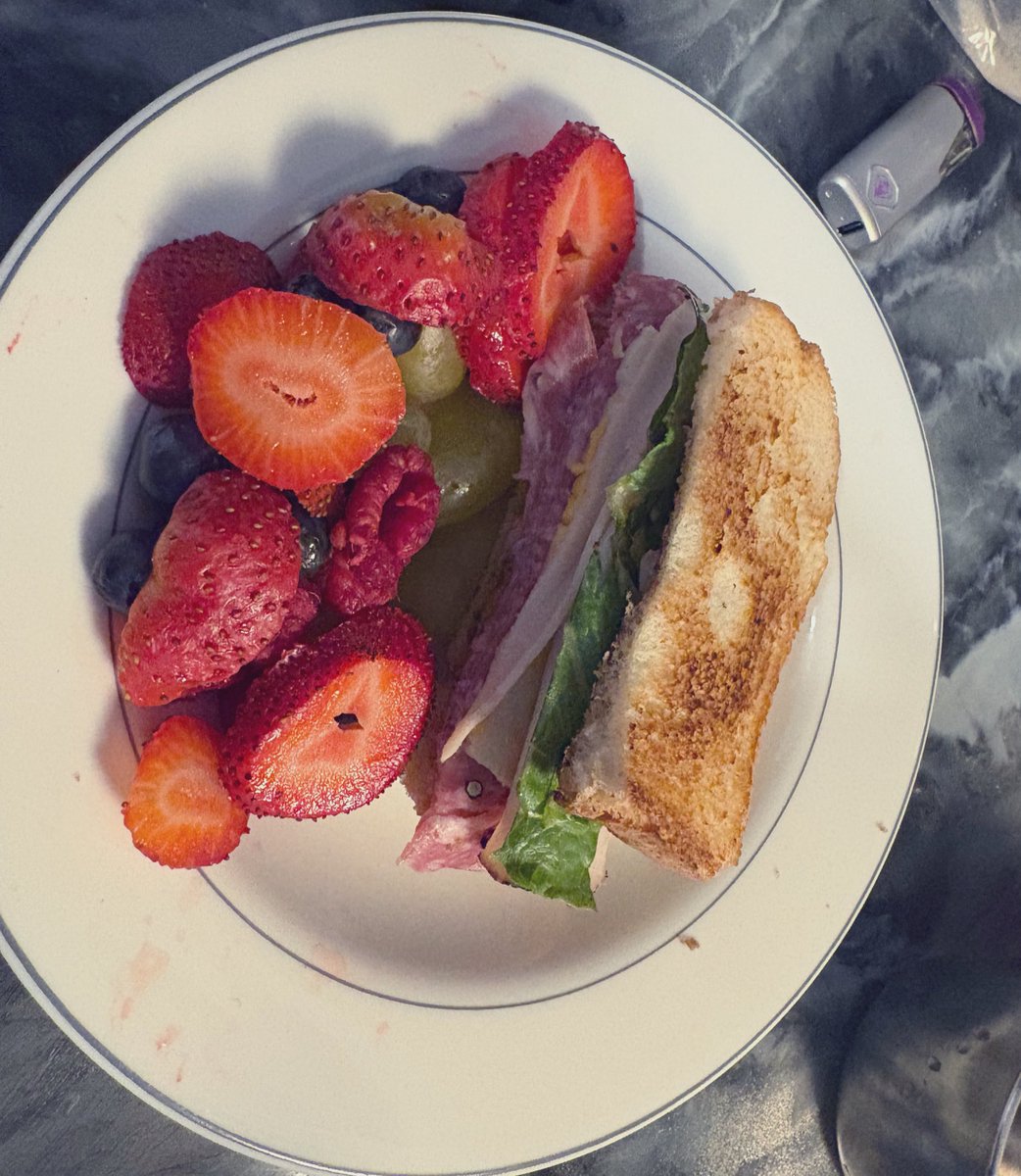 ginaababess's tweet photo. turkey salami and bacon sandwich with fruit https://t.co/oZZx7Ip8re