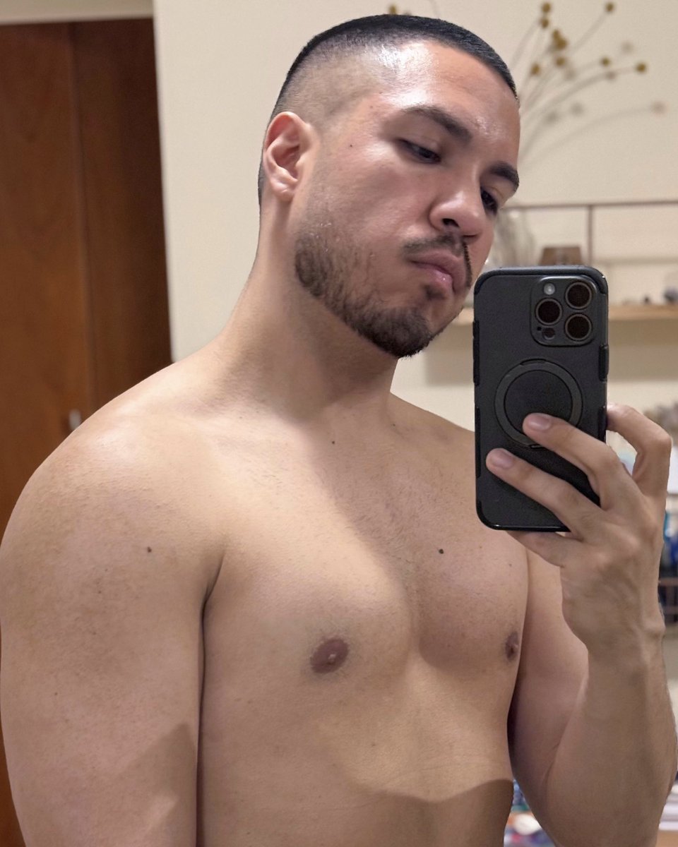 Crimson King 🌹 tweet media