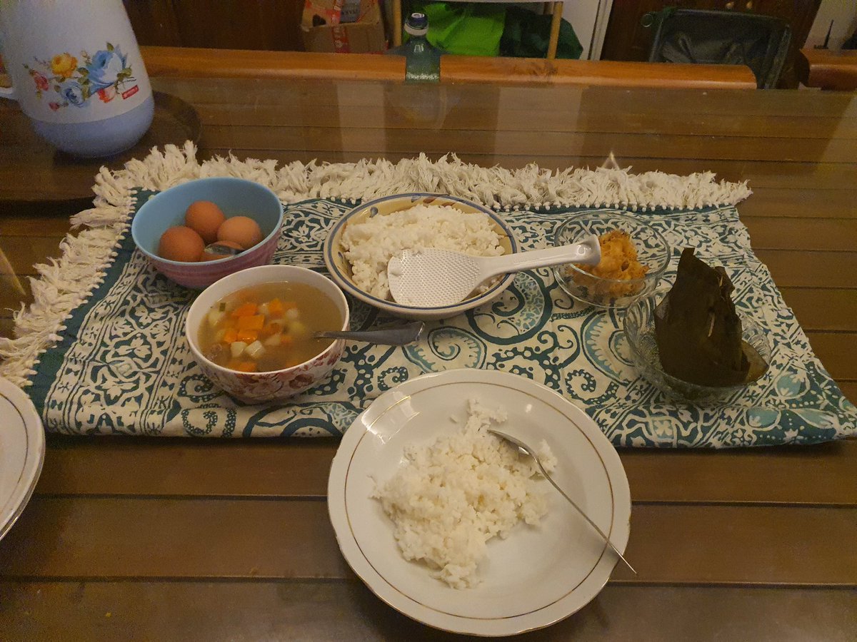 juniakhyar's tweet photo. Sarapan dulu biar kuat
#pejuangkrl
#greenliners https://t.co/AHAewodchG