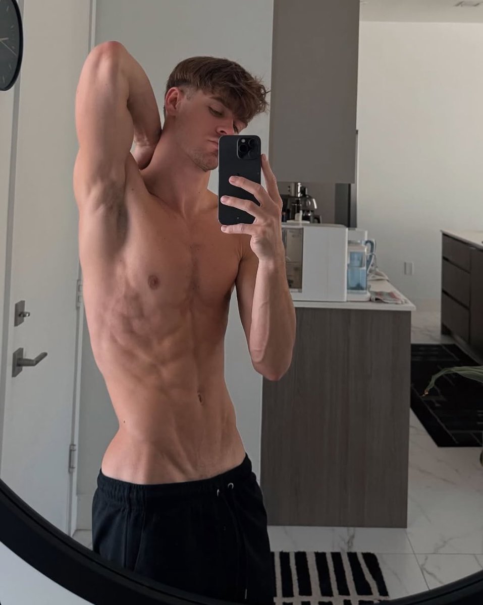 𝐂𝐇𝐑𝐈𝐒. tweet media