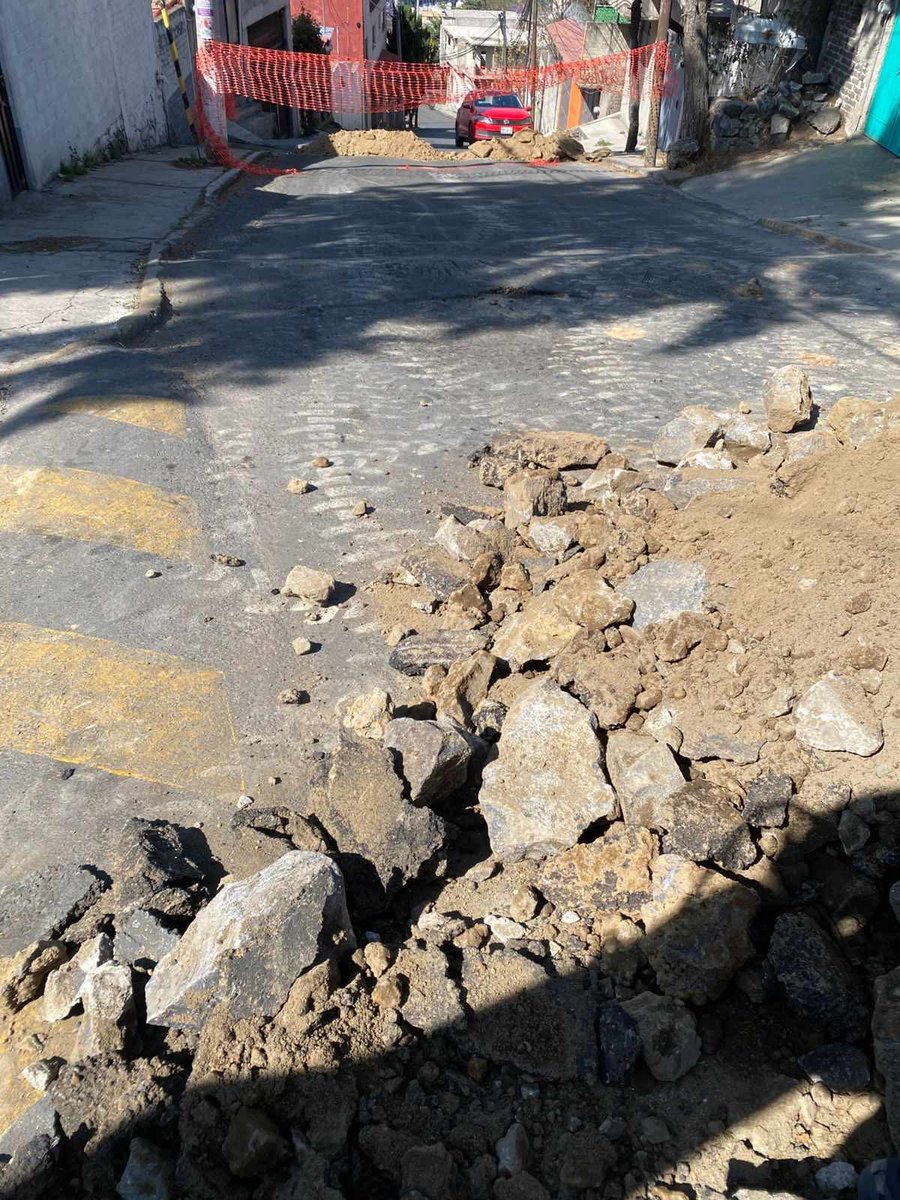 TlalpanVecinos's tweet photo. 🚨 Cierre vial en Plan de Ayala 🚨

Vecinos reportan que se encuentra cerrada la calle Prolongación de la Pequeña Propiedad, en la colonia Plan de Ayala.

⚠️ Es una vialidad principal que conecta hacia la carretera federal y la autopista México–Cuernavaca (km 25.5), por lo que hay afectaciones en la circulación.

#Tlalpan #CDMX #AlertaVial #Tráfico