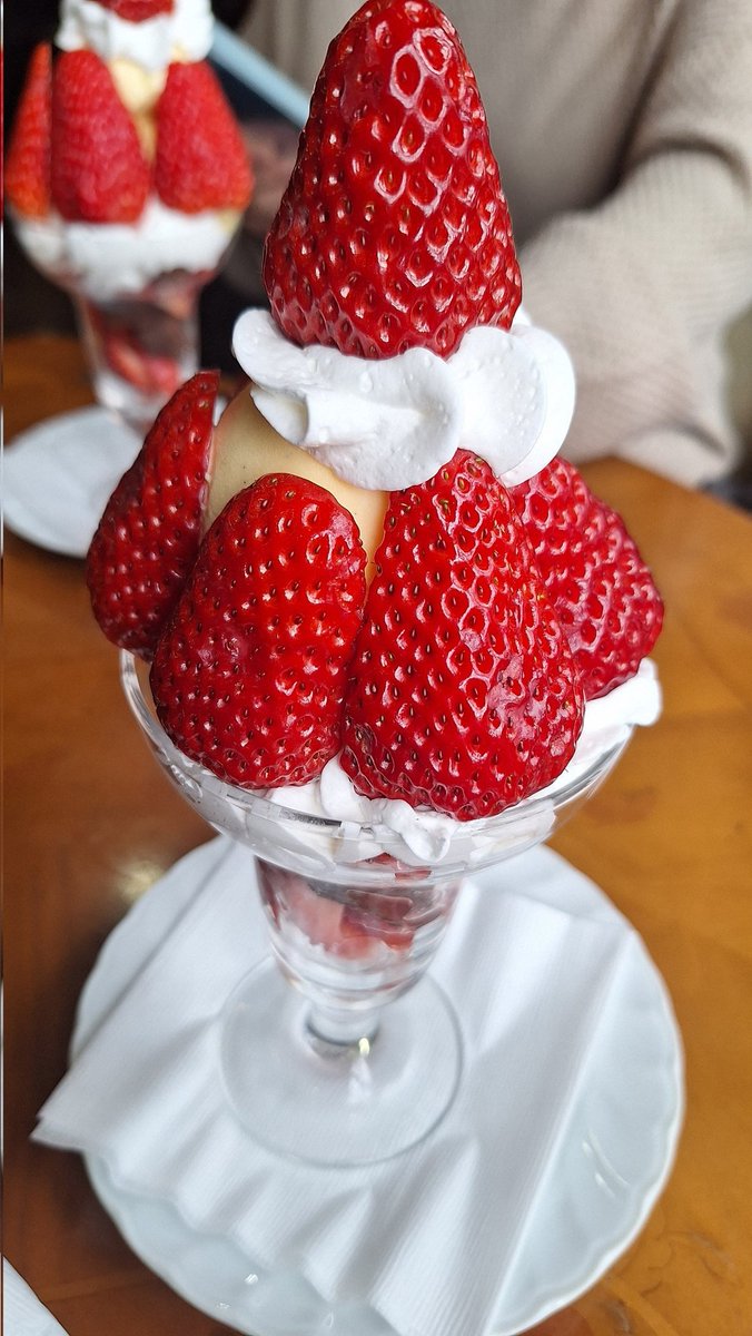 jinryudoujun's tweet photo. くすちゃんの誕生日に仕事おわりにたべたイチゴパフェ https://t.co/AA7N0qtP44