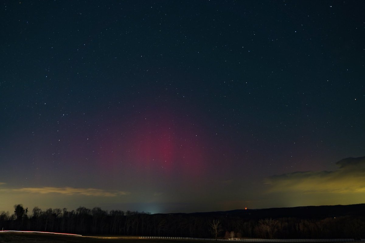 J_master_caster's tweet image. 1 year ago today we had this pretty little aurora display in Connecticut! I couldn’t make out any structure, but there was clear naked eye red color in the sky.

3/25/25, Storrs, CT
#aurora #northernlights