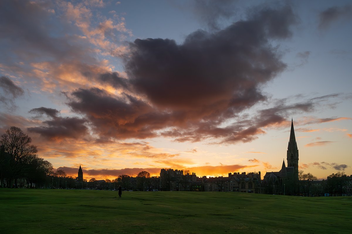 TomDuffinPhotos's tweet image. Tonight's sunset on Bruntsfield Links with Barclay Viewforth Kirk on the right and Bruntsfield Evangelical Church on the left.
#Edinburgh @BViewforth
