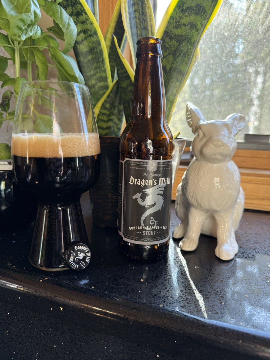 pejacoby's tweet image. Oy, this Wednesday came in claws out, fires on full, phasers set to kill (sorry mixing genres).

Finish up with @DragonsMilk barrel-aged #stout

Roasty and smooth, oak, vanilla, and coffee notes and a slightly sweet, slightly bitter finish.

#itsAlwaysStoutSeason