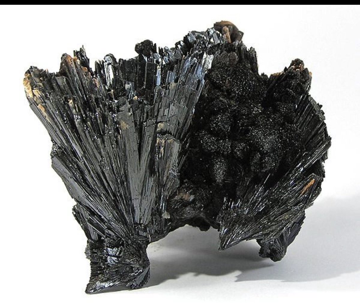 AO350legend's tweet photo. 💎 El cristal de #Goethite se forma en ambientes ricos en hierro y se encuentra en todo el mundo, especialmente donde las rocas han pasado por procesos de oxidación y desgaste, como en Australia, Brasil y Alemania.
Se dice que resuena fuerte con la energía del número 8️⃣ poder, resistencia y transformación bajo presión. Así como el hierro se forja con fuego, esta piedra simboliza construir fuerza a través de la adversidad.
También se asocia con mantenerse firme y con los pies en la tierra mientras navegas la ambición, la responsabilidad y los retos del mundo real.
#GG33Español #VIVAGG33